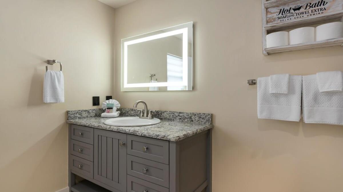 Blumenhaus Sleeps 6 Full Kitchen Plus Hot Tub Fredericksburg Buitenkant foto