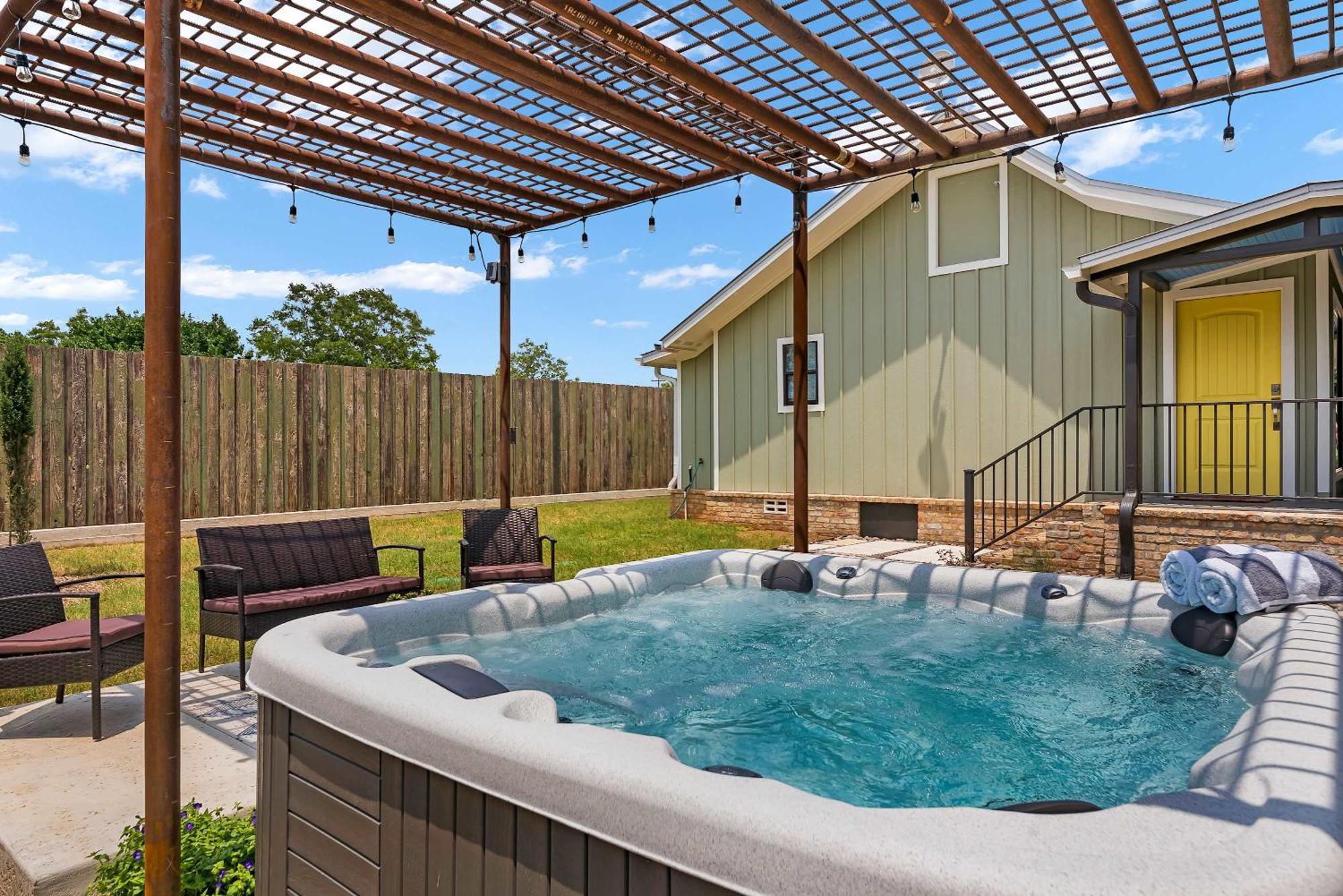 Blumenhaus Sleeps 6 Full Kitchen Plus Hot Tub Fredericksburg Buitenkant foto